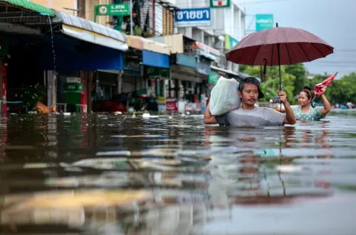 强降雨引发严重内涝 泰国曼谷及周边三府公务员放假两天