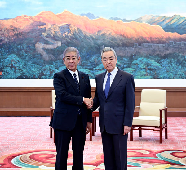 中国外长王毅会见日本国际贸易促进协会会长岩屋毅:当前中日关系面临严峻局面,有待再次实现正常化