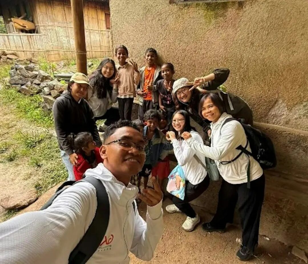 在Maubisse 教堂附近家訪時與當地小朋友的合照。(共享基金會提供)