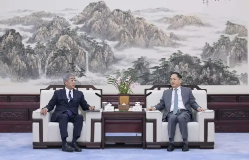中国人民对外友好协会会长杨万明会见日本国际贸易促进协会会长岩屋毅