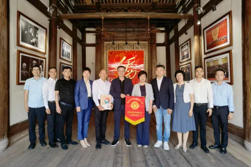 柬埔寨福建总商会回闽拜访 密切闽柬联系——总商会代表团赴泉州、福州拜访有关部门，汇报换届筹备情况