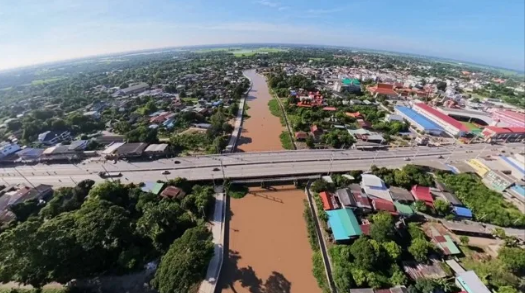 泰国红统府水患告急！小河水位持续上涨淹没道路 民众划船出行