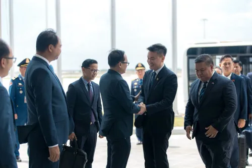 老挝人革党青年代表团抵达柬埔寨  推动两国青年交流