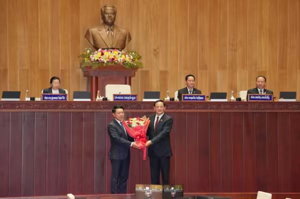 老挝高层调整：沙伦赛当选政府总理 原总理宋赛当选国会主席