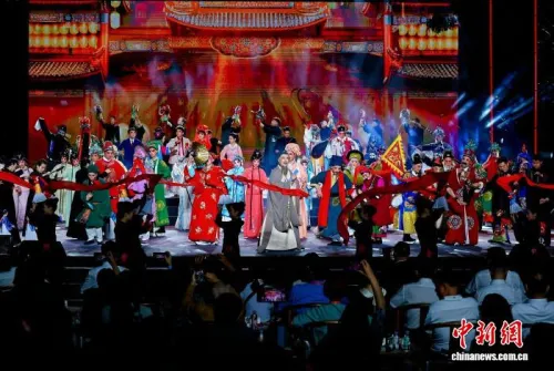 （侨乡新貌）海外侨亲回家免费看戏：熟悉乡音唤醒乡愁