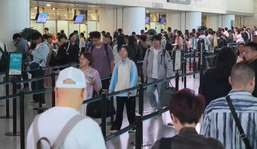 2026年中国国庆假期,累计全社会跨区域人员流动量预计21.44亿人次