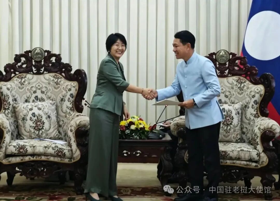 中国驻老挝大使方虹拜会老挝新任政府总理沙伦赛