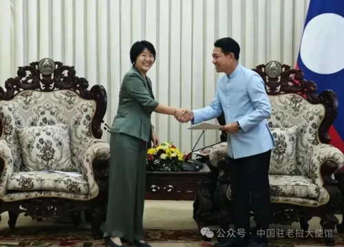 中国驻老挝大使方虹拜会老挝新任政府总理沙伦赛