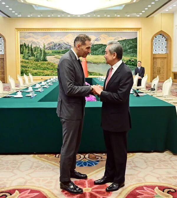 中国外交部长王毅会见阿联酋总统中国事务特使哈勒敦