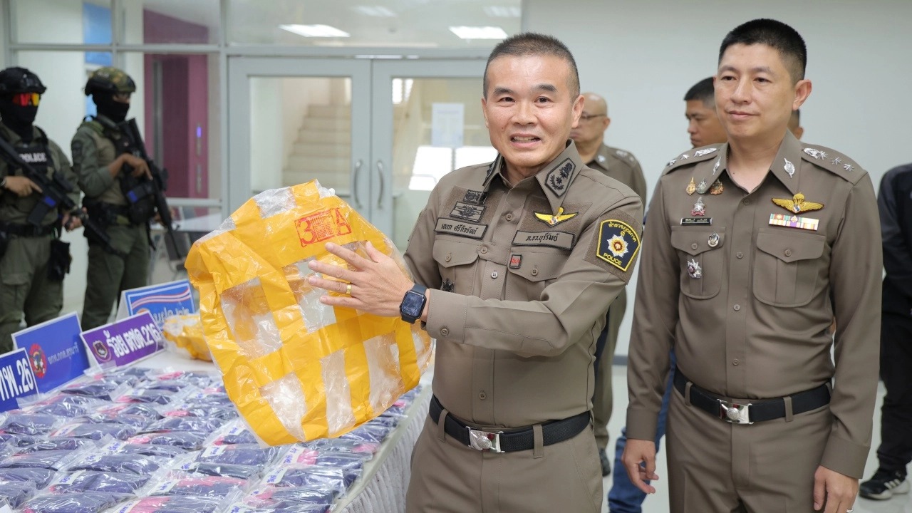 泰国警方缴获近17万粒印有中文标签新型毒品“疯药”