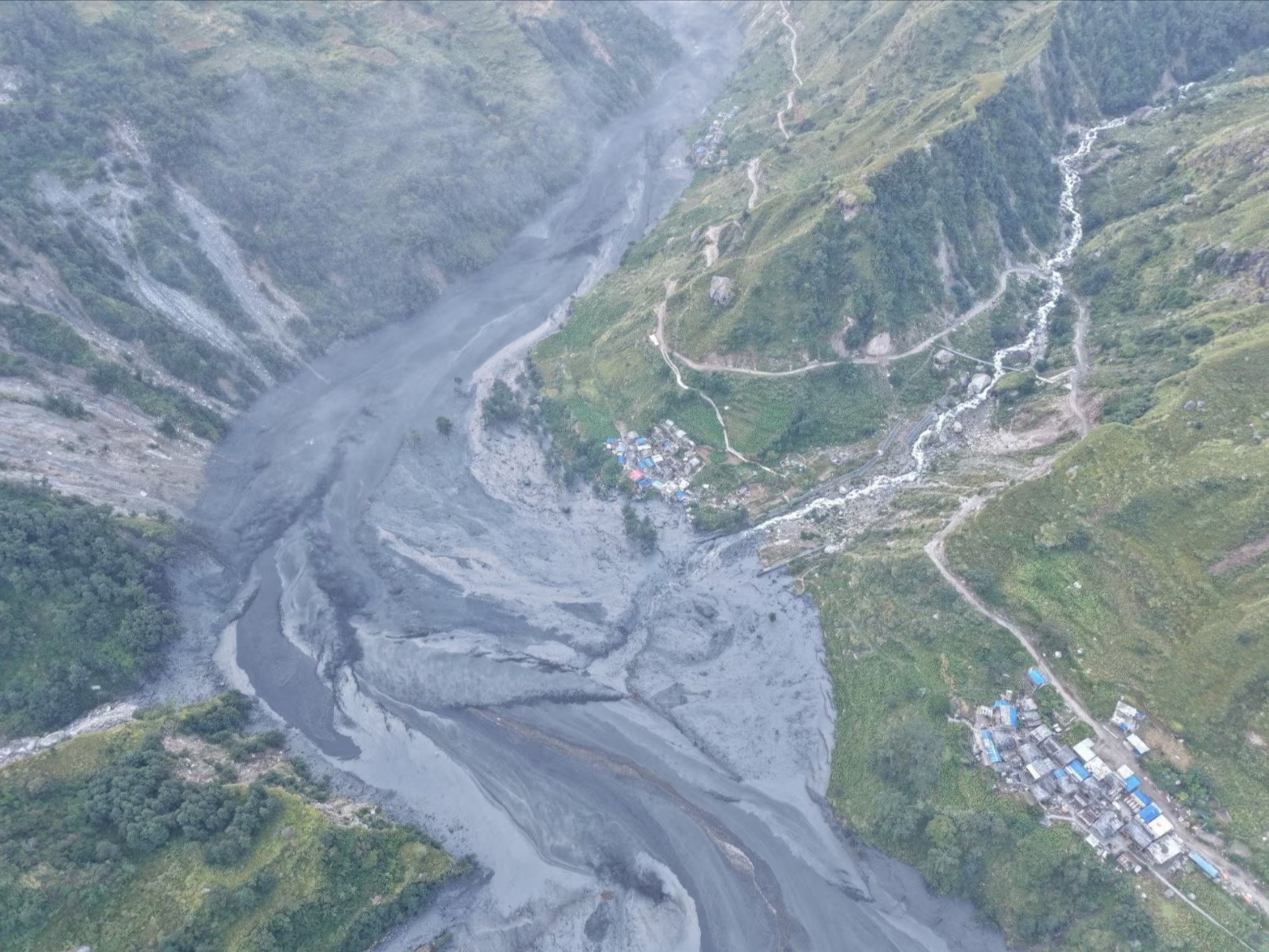 尼泊尔中部洪灾导致百余名外国登山客受困
