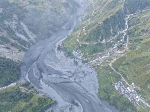 尼泊尔中部洪灾导致百余名外国登山客受困