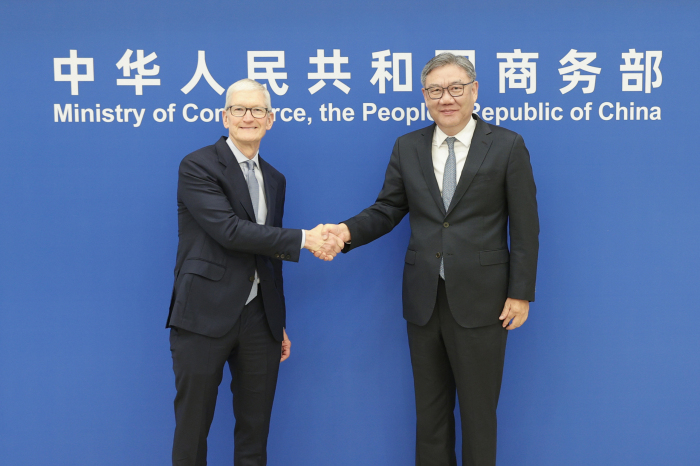 中国商务部长王文涛会见苹果公司执行董事长库克 就中美经贸关系、人工智能发展、苹果公司在华业务等议题进行交流