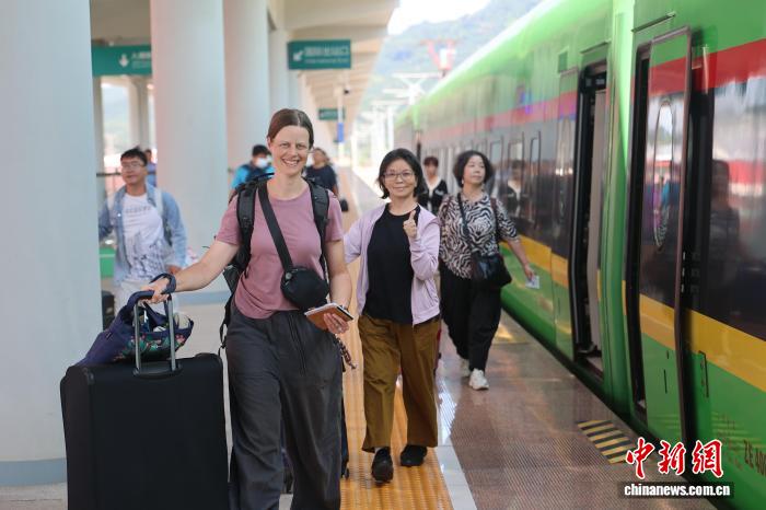 中老铁路国际旅客列车运送出入境旅客累计突破100万人次