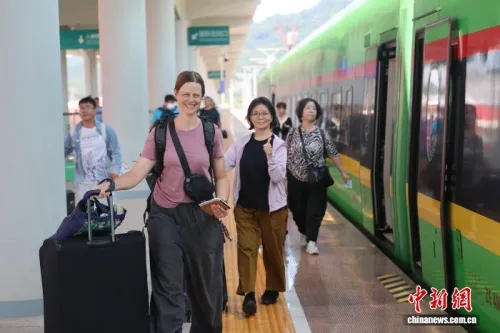 中老铁路国际旅客列车运送出入境旅客累计突破100万人次