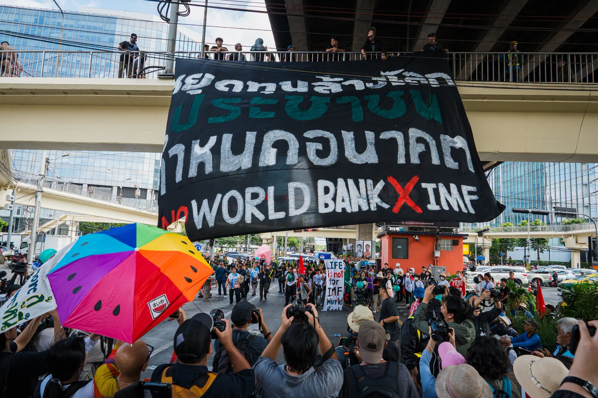 世界银行与国际货币基金组织在曼谷召开 泰国抗议者与警方发生冲突