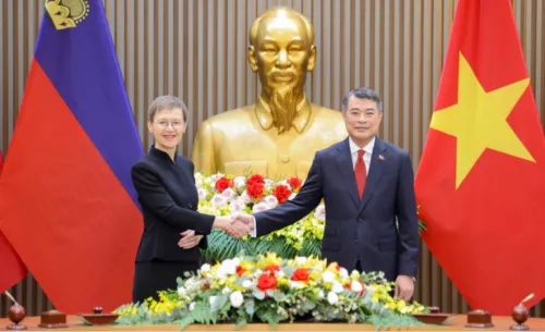 越南政府总理黎明兴与列支敦士登首相布丽吉特·哈斯举行会谈