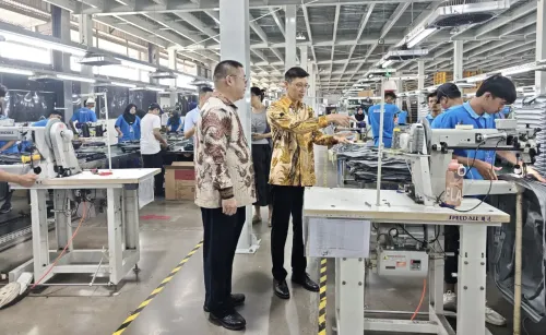 中国驻泗水代总领事谭大有带队赴东爪哇省宗班县中资企业考察调研