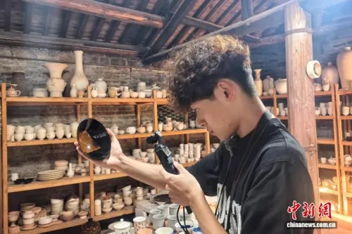 华裔青年走进江西吉安 触摸千年窑火传播庐陵瓷韵