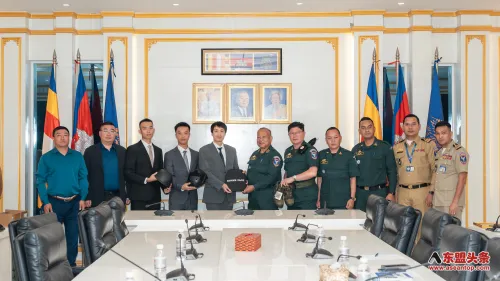 中国广西布洛陀防务技术有限公司向柬埔寨国家警察总署护卫局捐赠警用装备