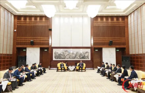 中共湖南省委副书记、省长毛伟明会见老挝万象省行政委员会主席普冯·本苏