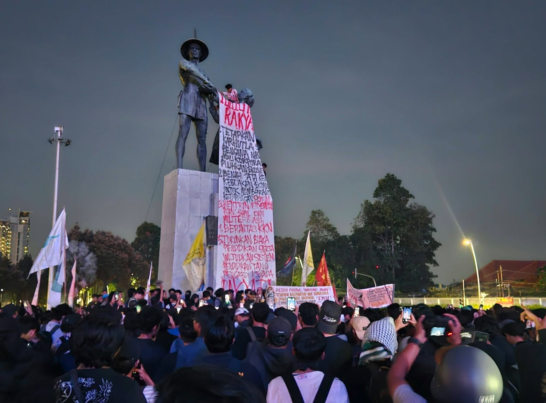 印尼总统普拉博沃执政两周年 学生集会表达对环境与民生问题的不满