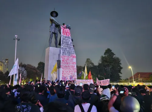 印尼总统普拉博沃执政两周年 学生集会表达对环境与民生问题的不满