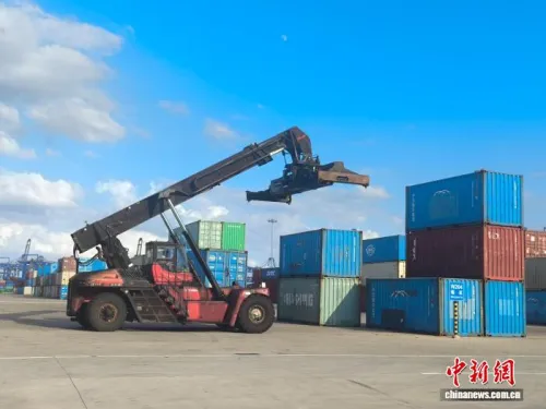 （活力中国调研行）大船作业趋常态 海南封关加速洋浦港崛起