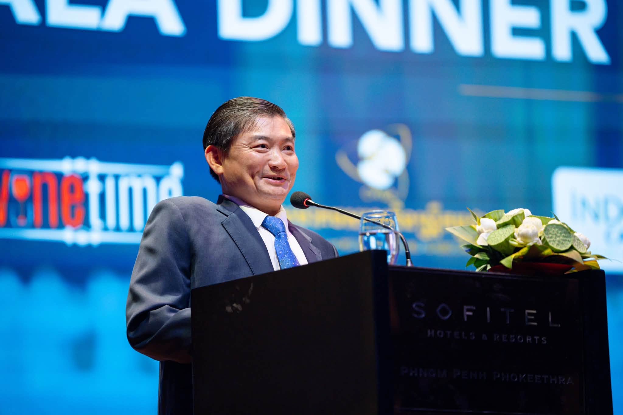 柬埔寨劳工部大臣出席儿童微笑组织(PSE)30周年庆典暨教育慈善晚宴