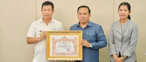 量子慈善10名代表获颁洪玛奈总理签批的“柬埔寨国家金质建设勋章”证书！