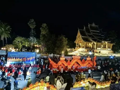 老挝琅勃拉邦传统水灯节举行