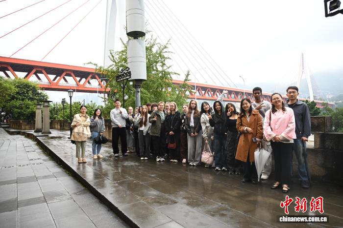 近20名留学生在重庆了解城市文脉、感受传统文化