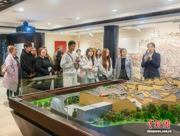 近20名留学生在重庆了解城市文脉、感受传统文化