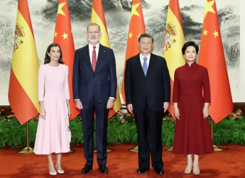西班牙高速列车追尾脱轨事故造成重大人员伤亡 中国国家主席习近平向西班牙国王致慰问电