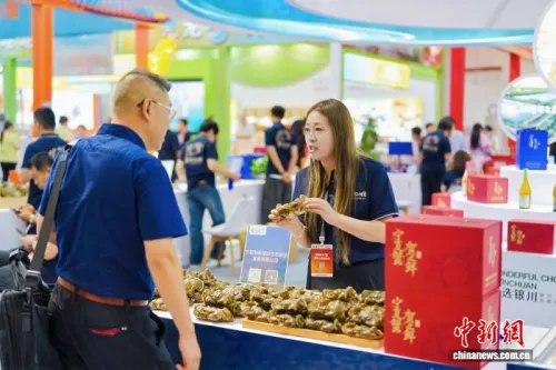 宁夏鲜活大闸蟹首次出口马来西亚 盐碱水产闯开东南亚市场