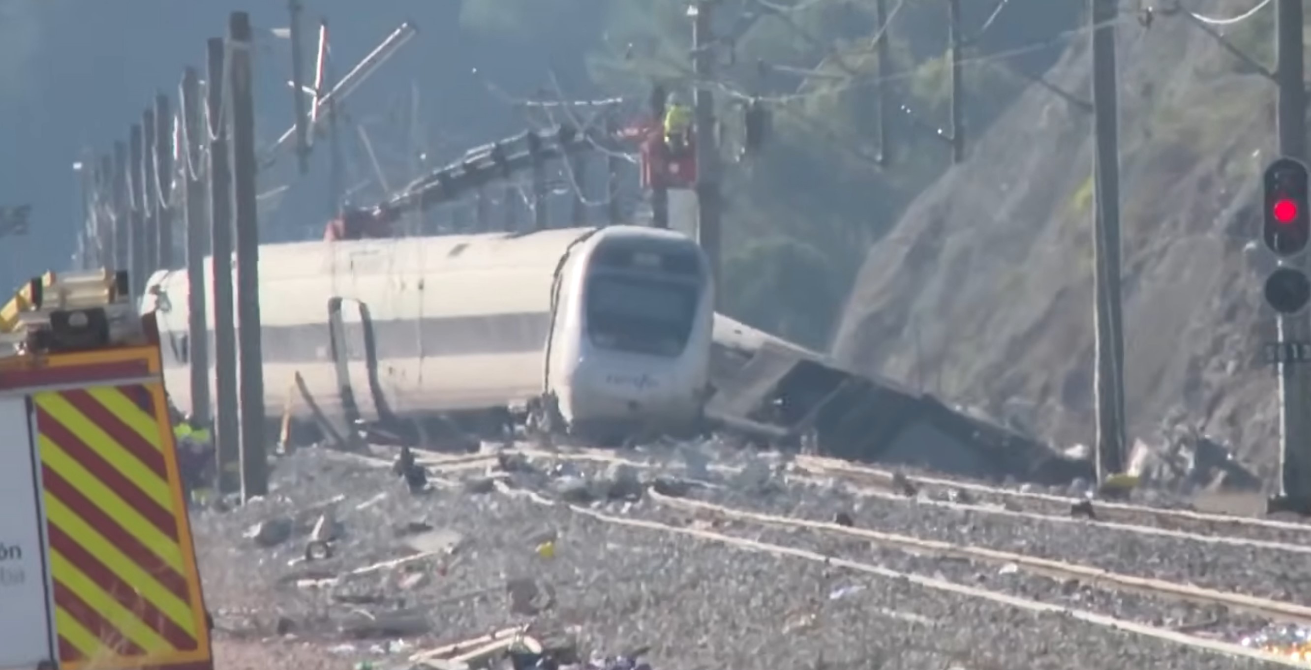 西班牙高速列车相撞事故已致69人死亡 西班牙外交部正核实涉及外国公民情况