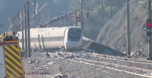 西班牙高速列车相撞事故已致69人死亡 西班牙外交部正核实涉及外国公民情况