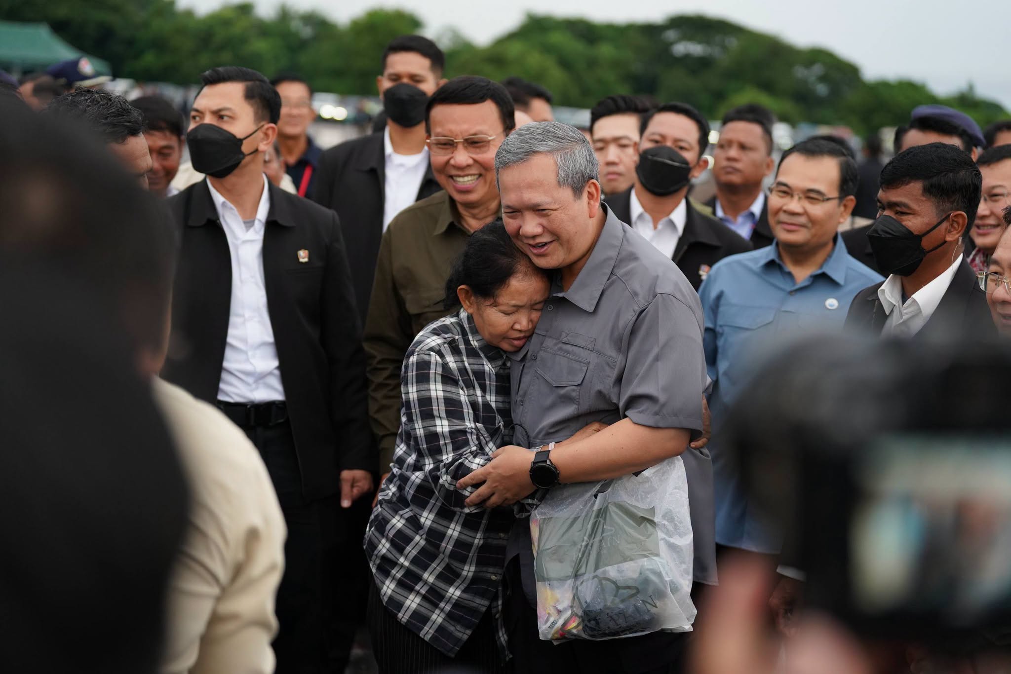 洪灾影响12万户家庭 柬埔寨首相洪玛奈向灾民发放生活物资并部署灾后重建工作