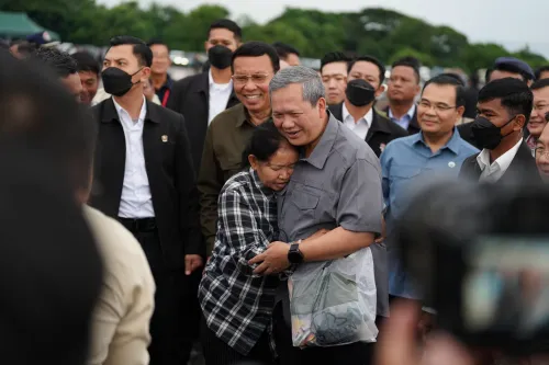 洪灾影响12万户家庭 柬埔寨首相洪玛奈向灾民发放生活物资并部署灾后重建工作