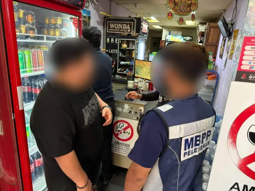 马来西亚警方查处非法居留及商铺违规经营行为 11名外籍男子因无合法证件被捕